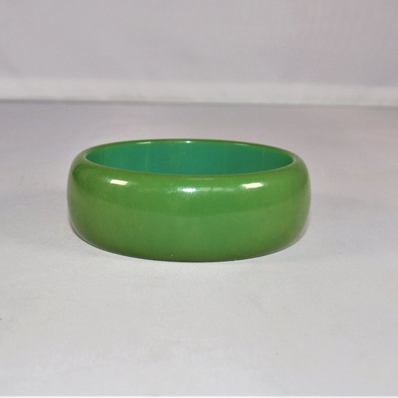 Vintage Apple Green Bakelite Bangle - Picture 3 of 4